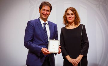La consellera de Justícia del Govern, Gemma Ubasart, entrega la medalla de honor a Ángel Quemada Cuatrecasas.